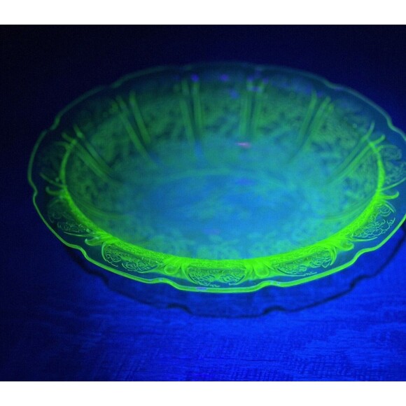 Vintage Jeannette CHERRY BLOSSOM Green Vegetable Bowl Uranium/Vaseline Glass - Picture 2 of 4